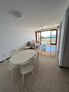 a living room with a table and chairs and a couch at la casa de Adela - Cala lanuza in El Campello