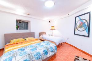 1 dormitorio con 2 camas en una habitación en Konak, en Podgorica