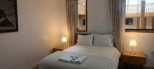 sypialnia z łóżkiem z ręcznikami w obiekcie Hotel Aural w mieście Cajamarca