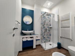 une salle de bain avec un lavabo et une douche dans l'établissement BeBari Apartments, à Bari 61 autres photos