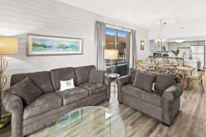 Ein Sitzbereich in der Unterkunft SunDestin Resort Unit 0112