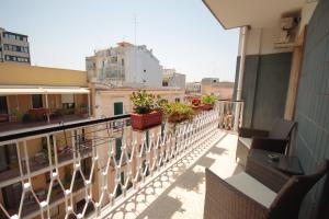 d'un balcon avec des chaises et des plantes dans un bâtiment. dans l'établissement BeBari Apartments, à Bari