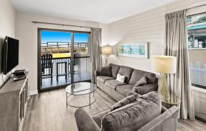 ein Wohnzimmer mit Couch und Fernseher in der Unterkunft SunDestin Resort Unit 0112 in Destin