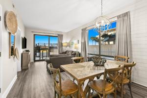 ein Esszimmer und ein Wohnzimmer mit Tisch und Stühlen in der Unterkunft SunDestin Resort Unit 0112 in Destin