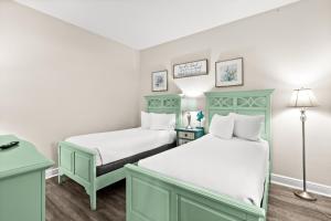Ein Bett oder Betten in einem Zimmer der Unterkunft SunDestin Resort Unit 0112