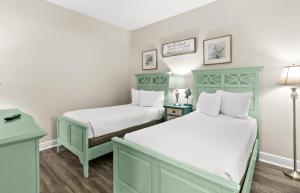 ein Schlafzimmer mit zwei Betten und zwei Lampen in der Unterkunft SunDestin Resort Unit 0112 in Destin