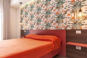 une chambre avec un lit avec un papier peint fleuri dans l'établissement BeBari Apartments, à Bari