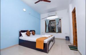 1 dormitorio con cama y pared azul en LAUGHTALE VILLA 4Bhk Swimming Pool, en Lonavala