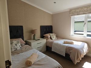 Posteľ alebo postele v izbe v ubytovaní Wold View Country Park & Fisheries Lodge 3