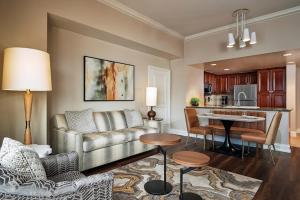 ein Wohnzimmer mit einem Sofa und einem Tisch in der Unterkunft Hilton Grand Vacation Club The Boulevard in Las Vegas