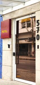 una puerta a un hotel con un cartel en Nobile Hotel Juiz de Fora en Juiz de Fora