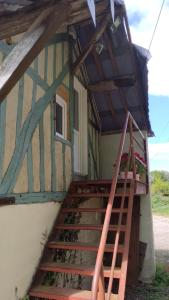 una escalera que conduce a un edificio con puerta en Appartement à l'étage, en Le Mesnil-Durand