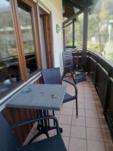 una mesa y sillas sentadas en un balcón en Ferienwohnung Liedloff en Bad Hindelang