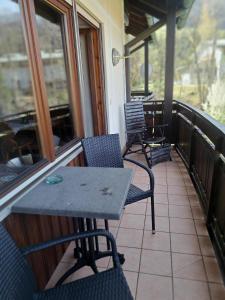 Una mesa y sillas en un balcón. en Ferienwohnung Liedloff, en Bad Hindelang