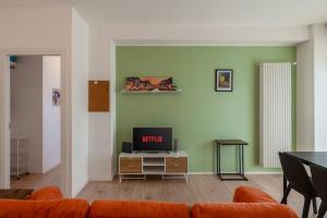 ein Wohnzimmer mit Sofa und Fernseher in der Unterkunft Ospedale Niguarda - Moderno Appartamento a Milano by Hôtea in Mailand