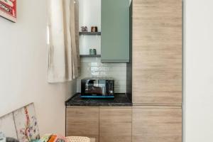 eine Mikrowelle auf einer Theke in einer Küche in der Unterkunft Ospedale Niguarda - Moderno Appartamento a Milano by Hôtea in Mailand