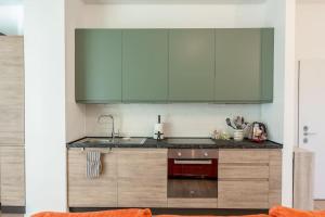 eine Küche mit Spüle und Herd in der Unterkunft Ospedale Niguarda - Moderno Appartamento a Milano by Hôtea in Mailand