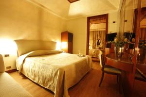 Postel nebo postele na pokoji v ubytování Hotel City Legnano