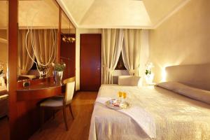 Postel nebo postele na pokoji v ubytování Hotel City Legnano