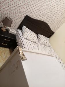 ein Bett mit Kissen darauf im Schlafzimmer in der Unterkunft Khalidiya in Abu Dhabi