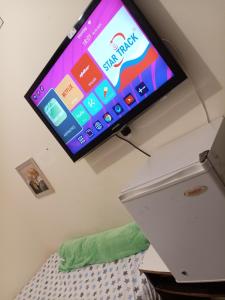 einen Flachbild-TV, der an einer Wand hängt in der Unterkunft Khalidiya in Abu Dhabi