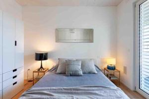 ein Schlafzimmer mit einem großen Bett mit einer blauen Decke in der Unterkunft Villa a 300 m dal mare ideale per Ironman 2024 in Cervia
