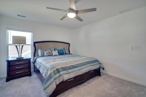 um quarto com uma cama e uma ventoinha de tecto em Modern Canton Home 10 Mi to Lake Allatoona! em Canton