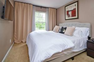Ein Bett oder Betten in einem Zimmer der Unterkunft The Perfect Furnished Rental in Cincinnati