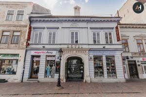 コシツェにあるAH Charlotte City Center Apartmentの商店が並ぶ通りにある白い建物