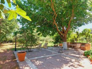 A garden outside BELLA CISTERNA