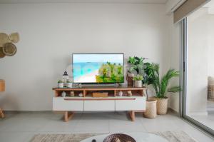 TV a/nebo společenská místnost v ubytování Contemporary Apartment In Boggiani Avenue