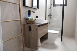 ein Badezimmer mit Waschbecken, Toilette und Dusche in der Unterkunft Las Arenas Suites 1 PLAYA in Valencia