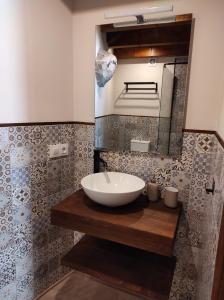 y baño con lavabo en un mostrador de madera. en Casa Puri en Jérica