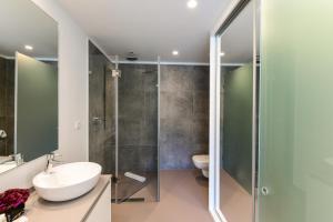 y baño con lavabo y ducha. en Oscar Concept Apartments, en Lisboa