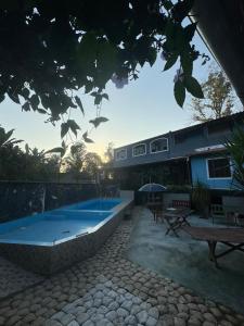 聖保羅的住宿－Pousada Guarapiranga，一个带桌子的游泳池和一座建筑