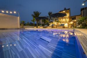 Bazén v ubytování Entire Luxurious Villa - view Coconut Forest nebo v jeho okolí