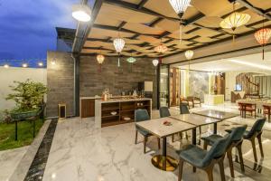 Restaurace v ubytování Entire Luxurious Villa - view Coconut Forest