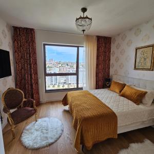 una camera con un letto e una grande finestra di Belgrade Waterfront 1409 a Belgrado
