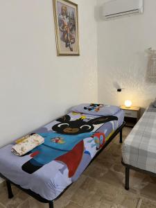 ein Schlafzimmer mit einem Bett mit einer bunten Decke in der Unterkunft The Arches House IUN F1092 in Alghero