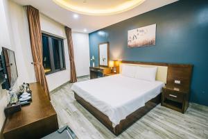 Habitación de hotel con cama y TV en Hệ Thống Sen Biển Hotel FLC Sầm Sơn - Restaurant Luxury en Sầm Sơn