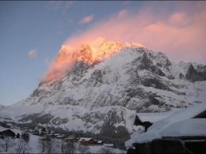 een berg bedekt met sneeuw met de zon erop bij Dorengaden, 2-3 Bett Wohnung an ruhiger Lage mit Solarstrom in Grindelwald