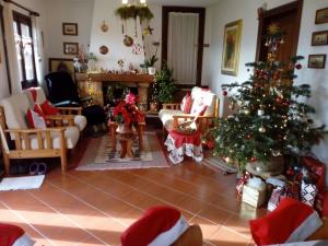 una sala de estar decorada para Navidad con un árbol de Navidad en Schönes Ferienhaus in San Gregorio Nelle Alpi mit Grill und Terrasse, en San Gregorio nelle Aloi