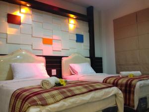 Zimmer mit 2 Betten mit ausgestopften Tieren in der Unterkunft Saabpaiboon Grand Resort in Ban Talat