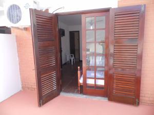 an open door to a room with a door at Pousada Casa dos Sonhos in Rio das Ostras