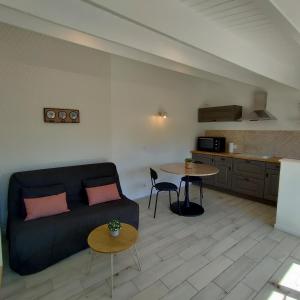 ein Wohnzimmer mit einem Sofa und einem Tisch in der Unterkunft Maison 2 personnes ILE D'YEU - 2 personnes + 2 vélos in Ker Pierre Borny