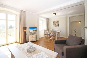 a living room with a couch and a table at Traumurlaub im Schloss Hohen Niendorf in Bastorf