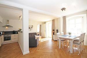 a kitchen and living room with a table and chairs at Traumurlaub im Schloss Hohen Niendorf in Bastorf