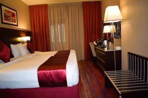 سرير أو أسرّة في غرفة في Frontel Al Harithia Hotel
