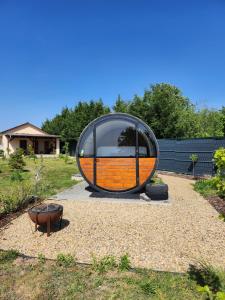 un grand miroir installé au sol dans un jardin dans l'établissement RIP by Říp, à Krabčice