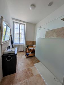 een badkamer met een wastafel en een spiegel bij Maison de style tout confort, position idéale, avec clim et petit extérieur in Orange